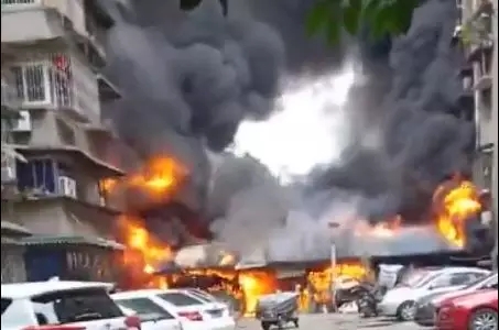 突然起火，2分鐘連續(xù)爆炸30多次…樓道里有電動(dòng)車的，請(qǐng)自查清理！